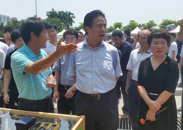 省委书记罗保铭在省教育厅厅长曹献坤的陪同下参观星空官方网站2016年职业教育活动周展区